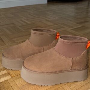 New UGG platform boot size 5 chestnut
